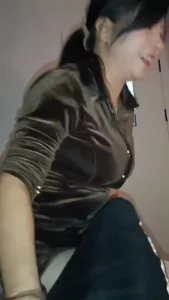 大奶骚熟吸奶头太过瘾要被她吸出奶水了